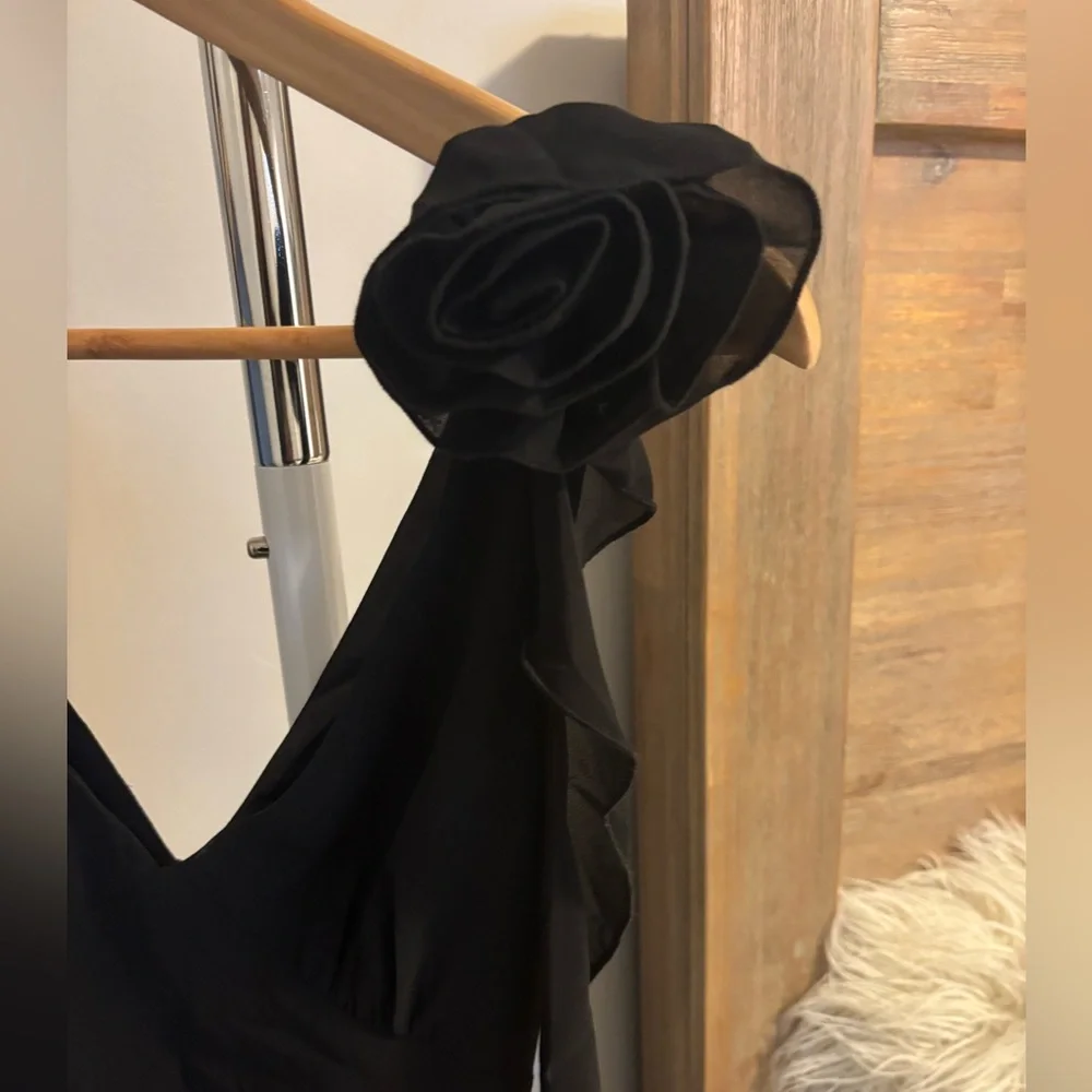 Elegant Black Dress - Picture 3 of 4